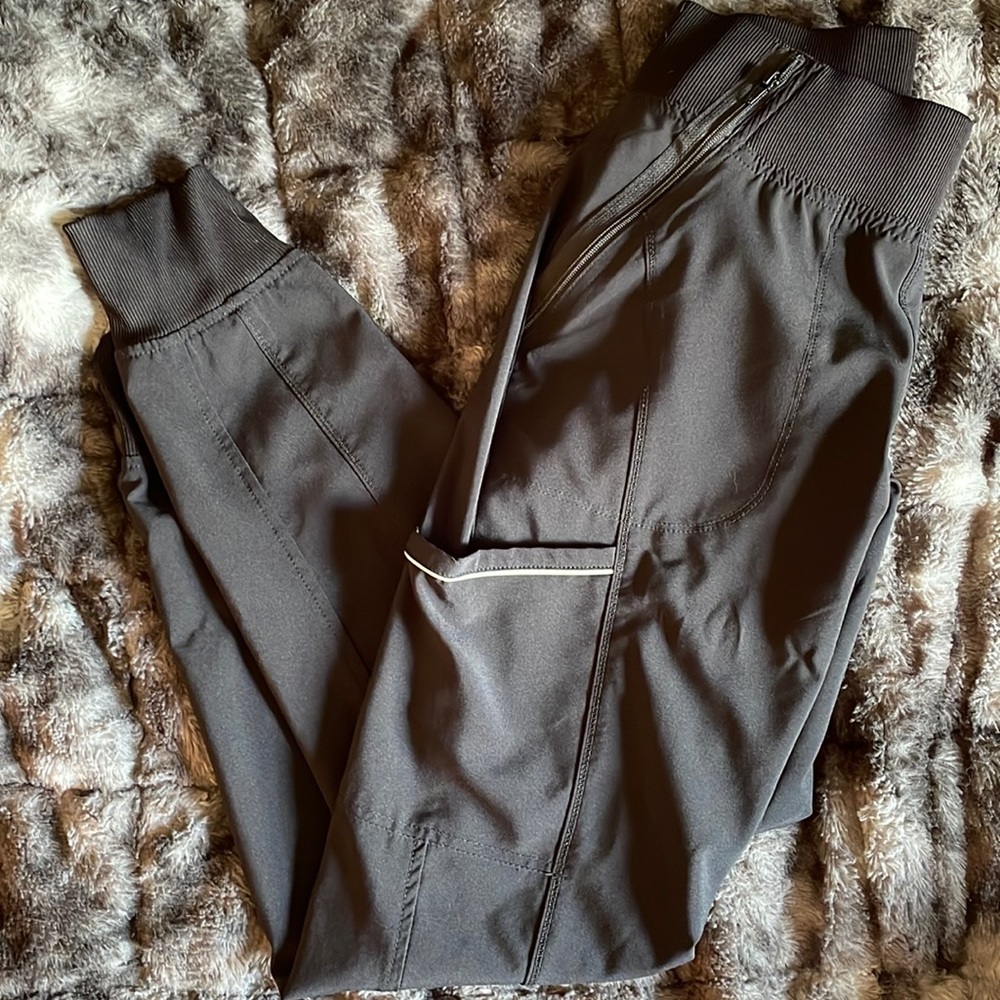 Infinity Scrub joggers! Size Xs